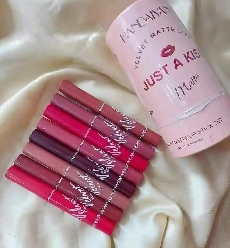 𝐇𝐀𝐍𝐃𝐀𝐈𝐘𝐀𝐍 𝐌𝐚𝐤𝐞𝐮𝐩 𝐕𝐞𝐥𝐯𝐞𝐭 𝐌𝐚𝐭𝐭𝐞 𝐉𝐮𝐬𝐭 𝐀 𝐊𝐢𝐬𝐬 𝐋𝐢𝐩𝐬𝐭𝐢𝐜𝐤