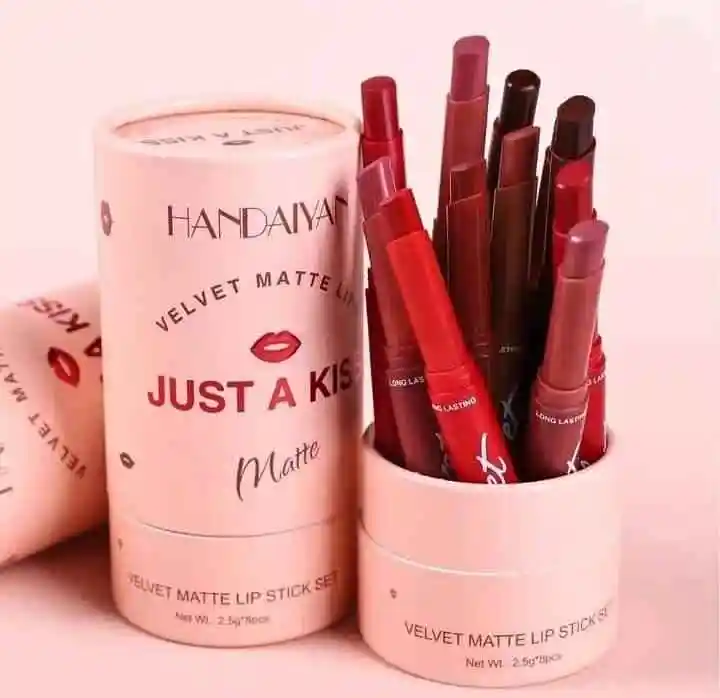 𝐇𝐀𝐍𝐃𝐀𝐈𝐘𝐀𝐍 𝐌𝐚𝐤𝐞𝐮𝐩 𝐕𝐞𝐥𝐯𝐞𝐭 𝐌𝐚𝐭𝐭𝐞 𝐉𝐮𝐬𝐭 𝐀 𝐊𝐢𝐬𝐬 𝐋𝐢𝐩𝐬𝐭𝐢𝐜𝐤