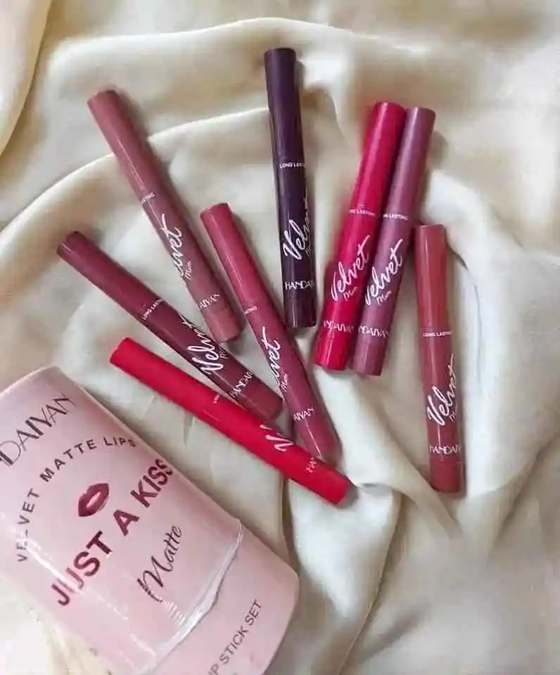 𝐇𝐀𝐍𝐃𝐀𝐈𝐘𝐀𝐍 𝐌𝐚𝐤𝐞𝐮𝐩 𝐕𝐞𝐥𝐯𝐞𝐭 𝐌𝐚𝐭𝐭𝐞 𝐉𝐮𝐬𝐭 𝐀 𝐊𝐢𝐬𝐬 𝐋𝐢𝐩𝐬𝐭𝐢𝐜𝐤